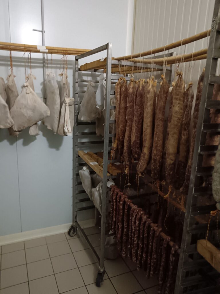 Salaison dans le séchoir